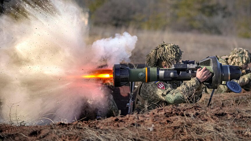 一名乌克兰军人在训练演习中发射反坦克武器 